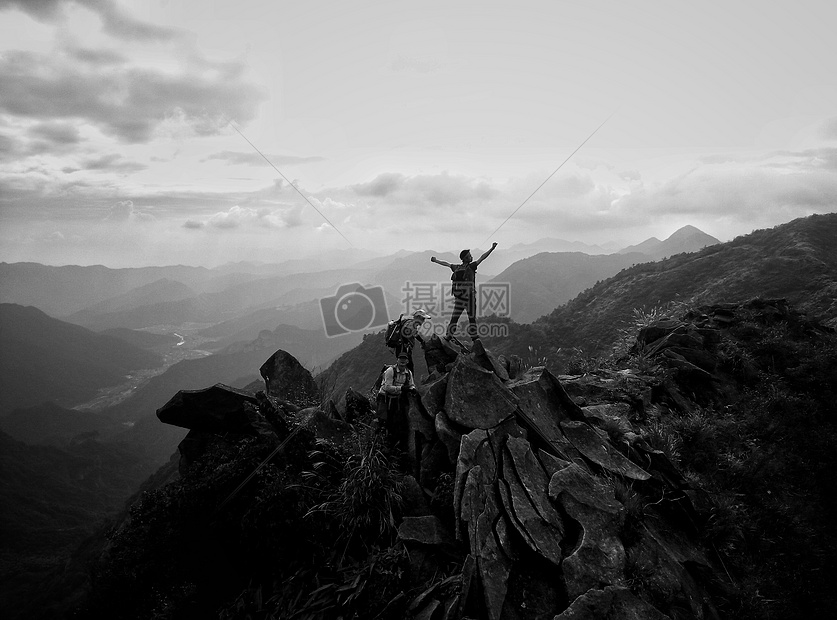 登山的人图片