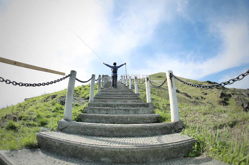 登山的人图片