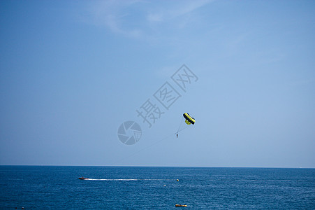 地中海海滨蔚蓝色的夏天和海上降落伞背景图片