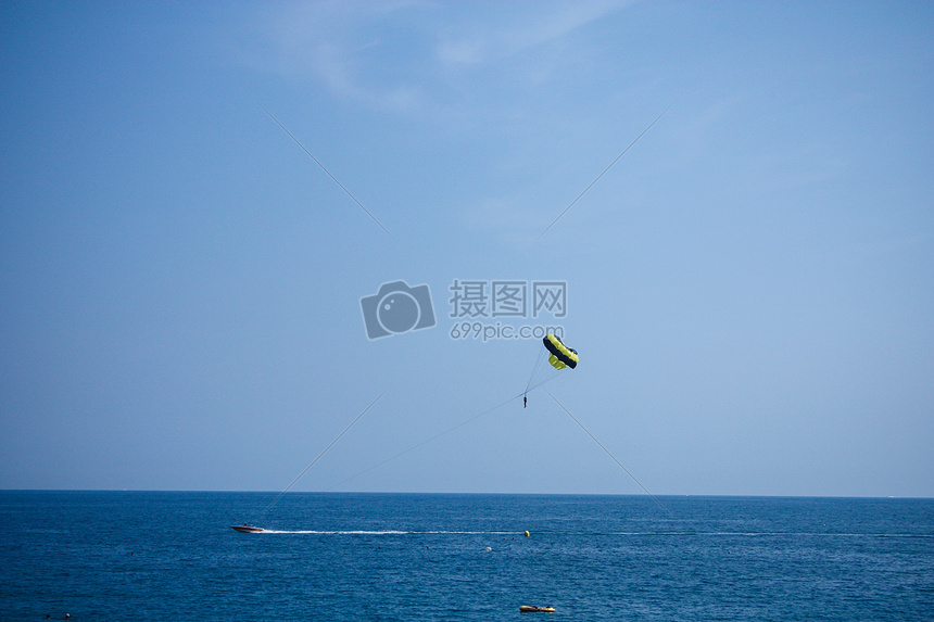 地中海海滨蔚蓝色的夏天和海上降落伞图片