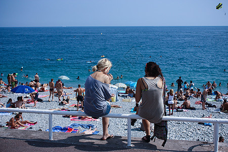 地中海夏天的阳光海滨以及美女背影背景图片