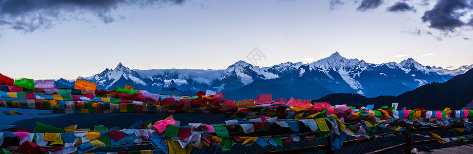 山脉上经幡梅里雪山全景背景