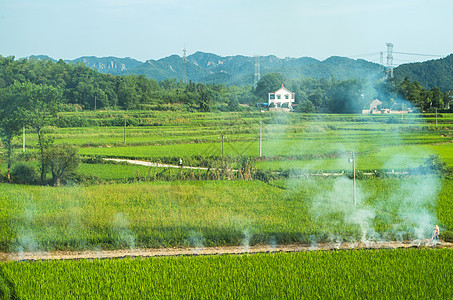 田野间的烟火图片