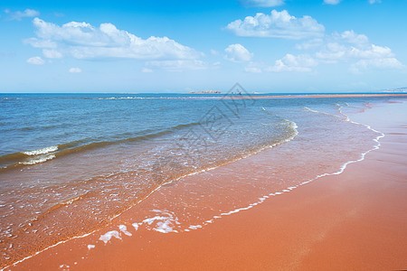 蓝天白云海浪滩涂高清图片