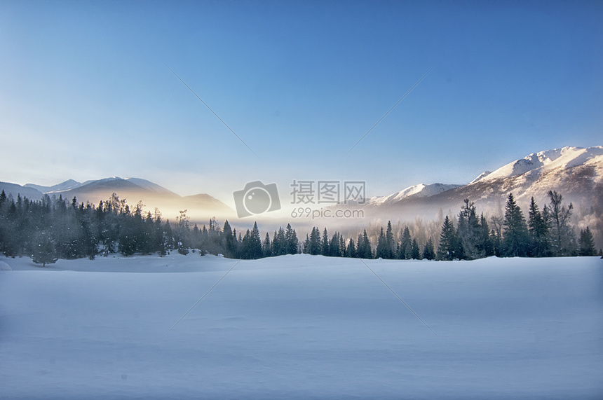 喀纳斯雪山晨雾图片