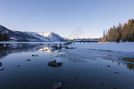 高清下大素材喀纳斯湖边雪山清晨背景