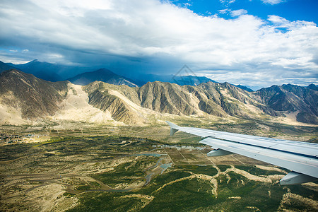 低空飞过雅鲁藏布江上空的客机 背景图片