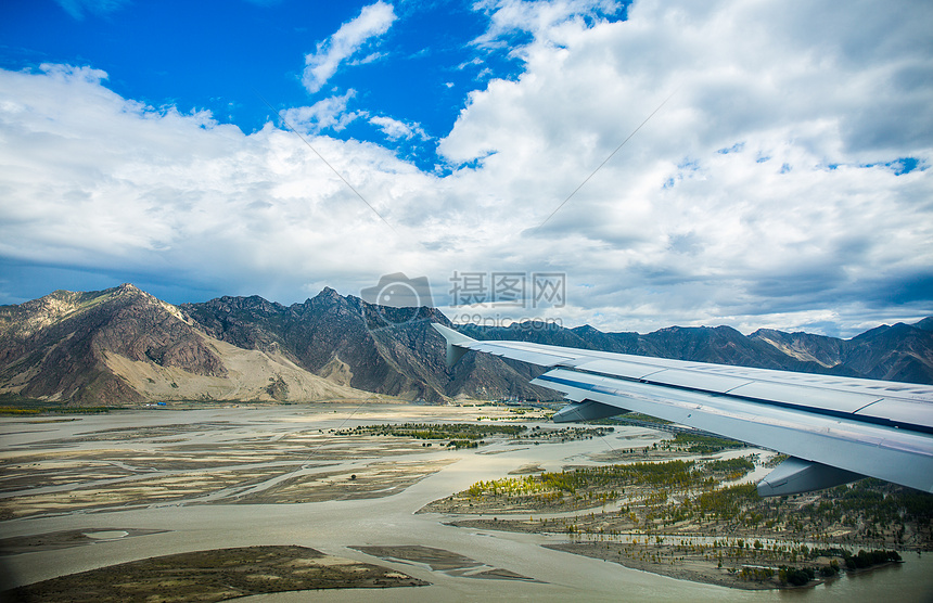 低空飞过雅鲁藏布江上空的客机 图片