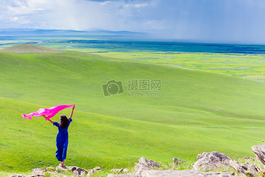 草原上美女手中丝巾飘扬