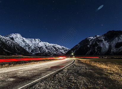 草原公路夜景新西兰库克雪山背景