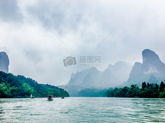 桂林山水甲天下-漓江的山水与天空图片