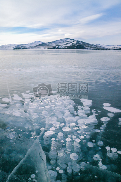 冰面上美丽的气泡图片