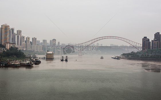 雾都重庆江畔图片
