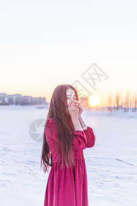 雪地日落唯美人像高清图片