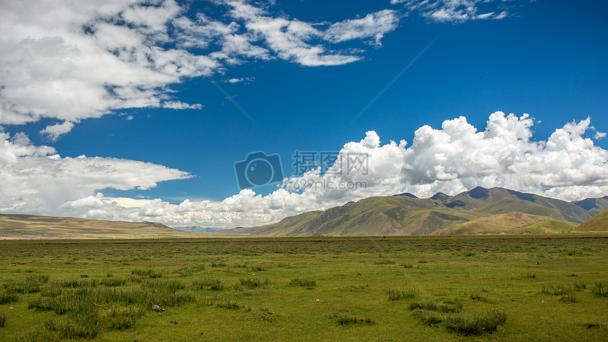 蓝天白云下的草原山峦图片