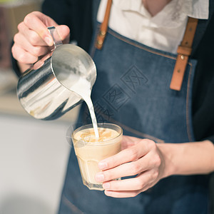 咖啡豆制作咖啡师与拿铁咖啡背景