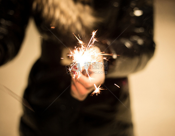 拿着烟花棒的女孩