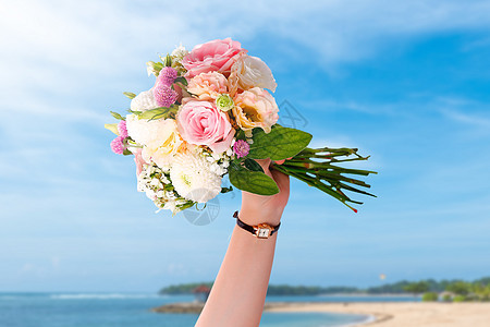 钟爱一生婚纱摄影新郎新娘共举求婚鲜花背景图片