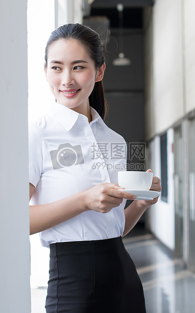 休闲喝咖啡的白领商务女性图片