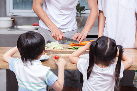 年轻人烹饪图片