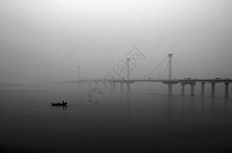 雾霾中的杭州湾江东大桥图片