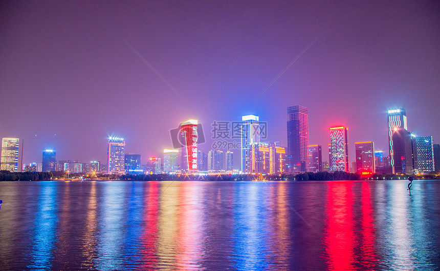 天鹅湖夜景与天空图片