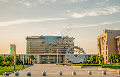 夕阳映照下的图书馆图片