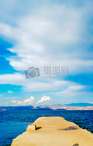 云南大理-洱海的蓝天白云图片