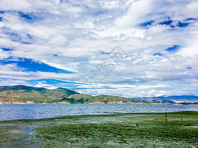 洱海日出云南大理-洱海的蓝天白云背景