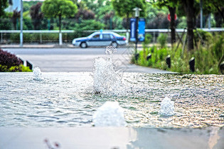 公园喷泉的动态水花图片