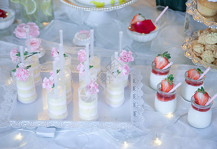 草莓奶昔婚礼点心高清图片