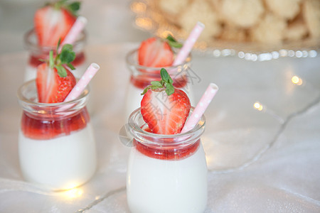 草莓奶昔草莓杯子冰激凌高清图片