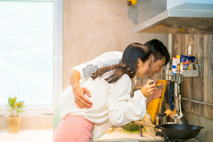 家居男女情侣生活图片