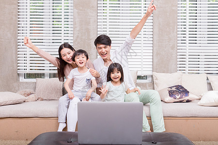 幸福快乐年轻父母陪孩子看电视背景