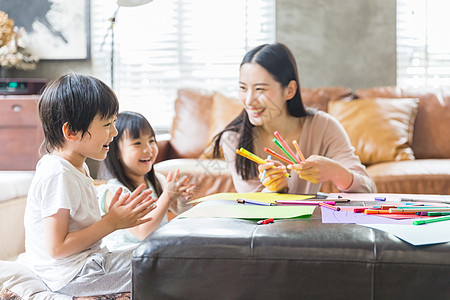 妈妈和女儿妈妈在家里教孩子画画背景