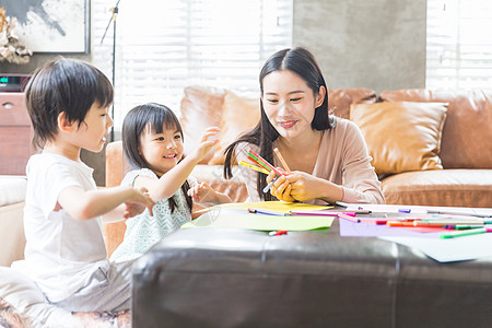 爸爸和女儿妈妈在家里教孩子画画背景