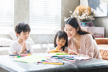 爸爸教女儿画画妈妈在家里教孩子画画背景