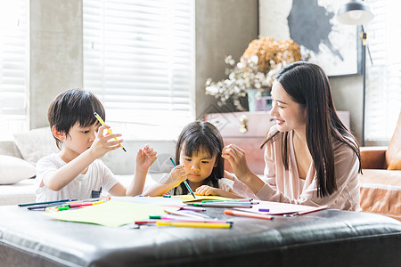 爸爸教女儿画画妈妈在家里教孩子画画背景