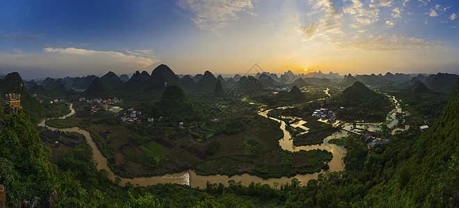 红色背景图长蛇飞舞背景