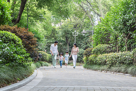 亲子跑年轻父母带孩子小区散步运动背景