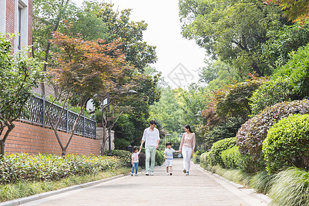 孩子运动年轻父母带孩子小区散步运动背景