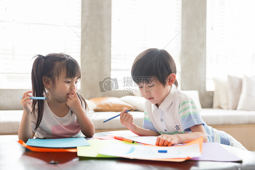 帅气的小男孩在画画图片