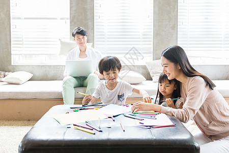 爸爸陪伴女儿妈妈在家里教孩子画画背景