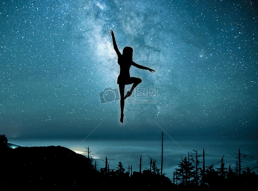 夜空下跳舞的姑娘