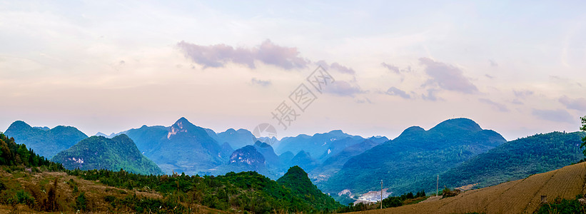 山上眺望层峦叠翠山峰耕地背景