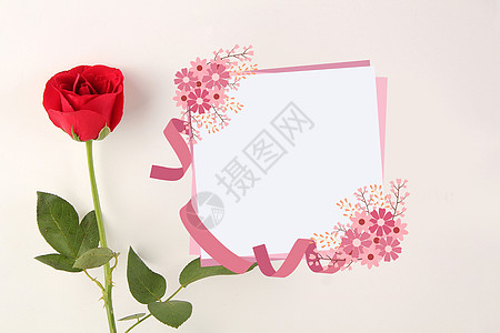 玫瑰下的信封背景图片