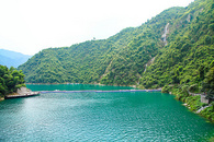 高山流水成碧湖图片