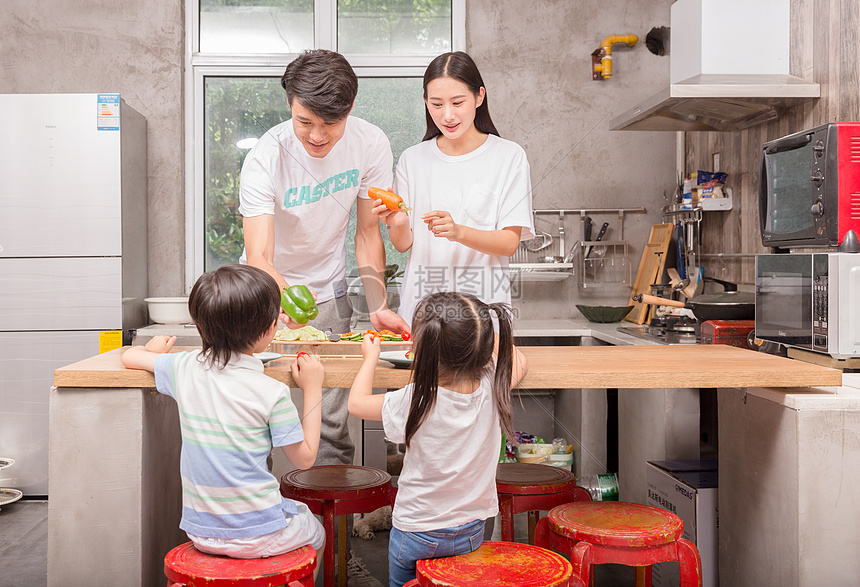 年轻父母与孩子一起在厨房做饭图片