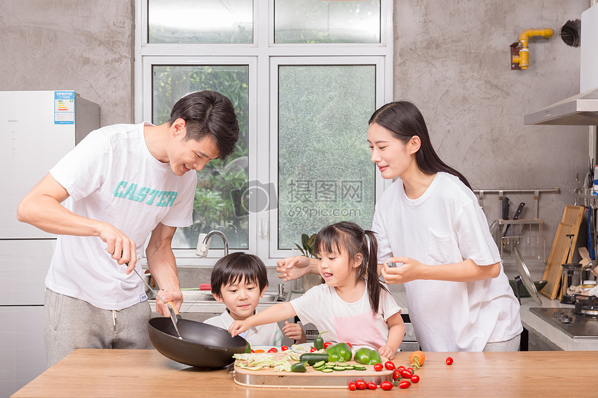 爸爸妈妈和孩子一起在厨房做菜图片