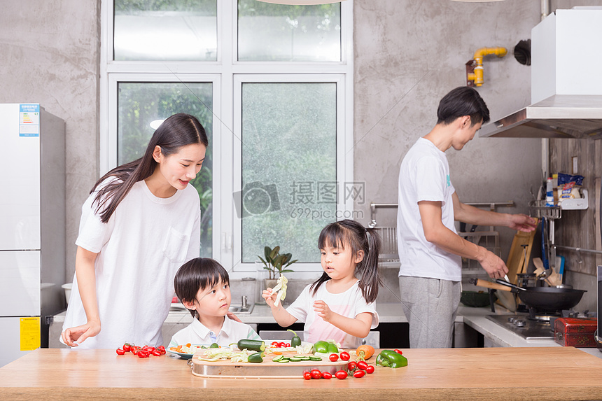爸爸妈妈和孩子一起在厨房做菜图片